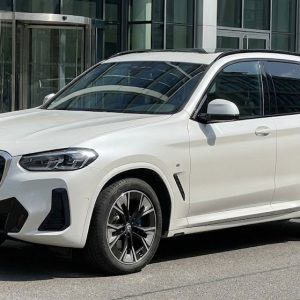BMW iX3 perla bela boja