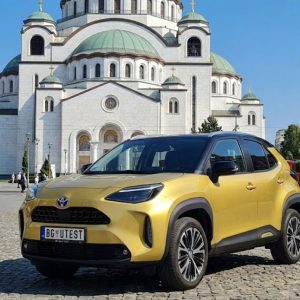 Toyota Yaris Cross kod Hrama Svetog Save u Beogradu.