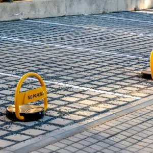 Postavljene Parking Barijere Ispred Zgrade