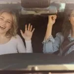 Dve Devojke Se Voze Kolima