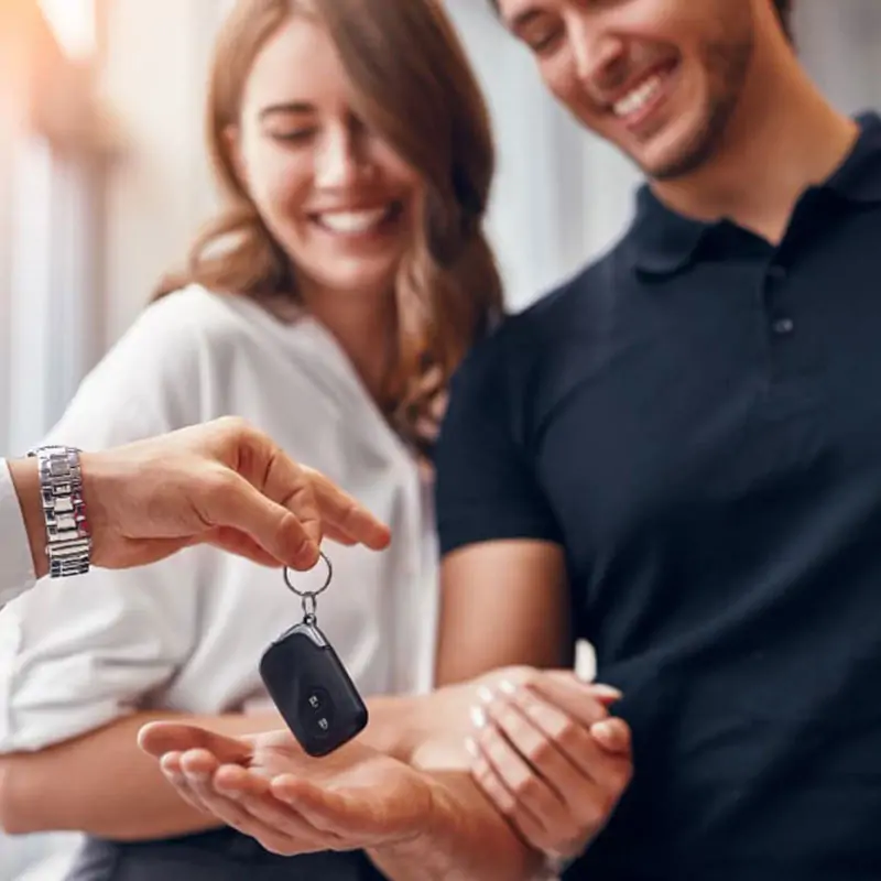 Bračni par preuzima ključeve automobila
