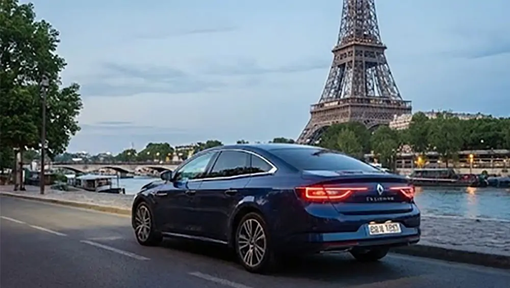 Renault Talisman u Parizu pored Ajfelovog tornja.