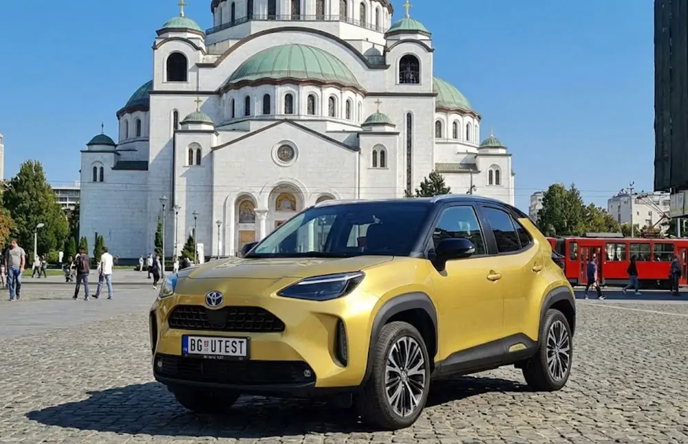 Toyota Yaris Cross kod Hrama Svetog Save u Beogradu.